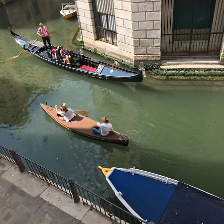 B&B Al Teatro With Canal View 威尼斯 外观 照片