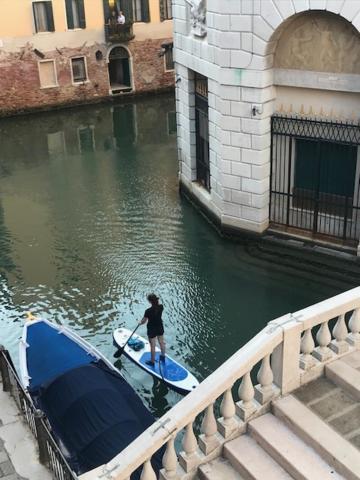 B&B Al Teatro With Canal View 威尼斯 外观 照片